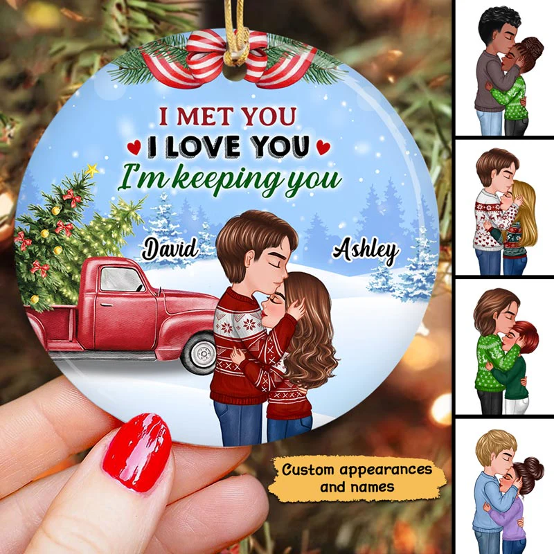 Christmas Doll Couple Kissing I Met You I Love You I‘m Keeping You Personalized Circle Ornament - Image 2