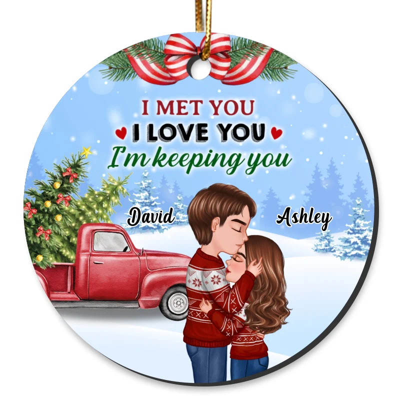 Christmas Doll Couple Kissing I Met You I Love You I‘m Keeping You Personalized Circle Ornament - Image 4
