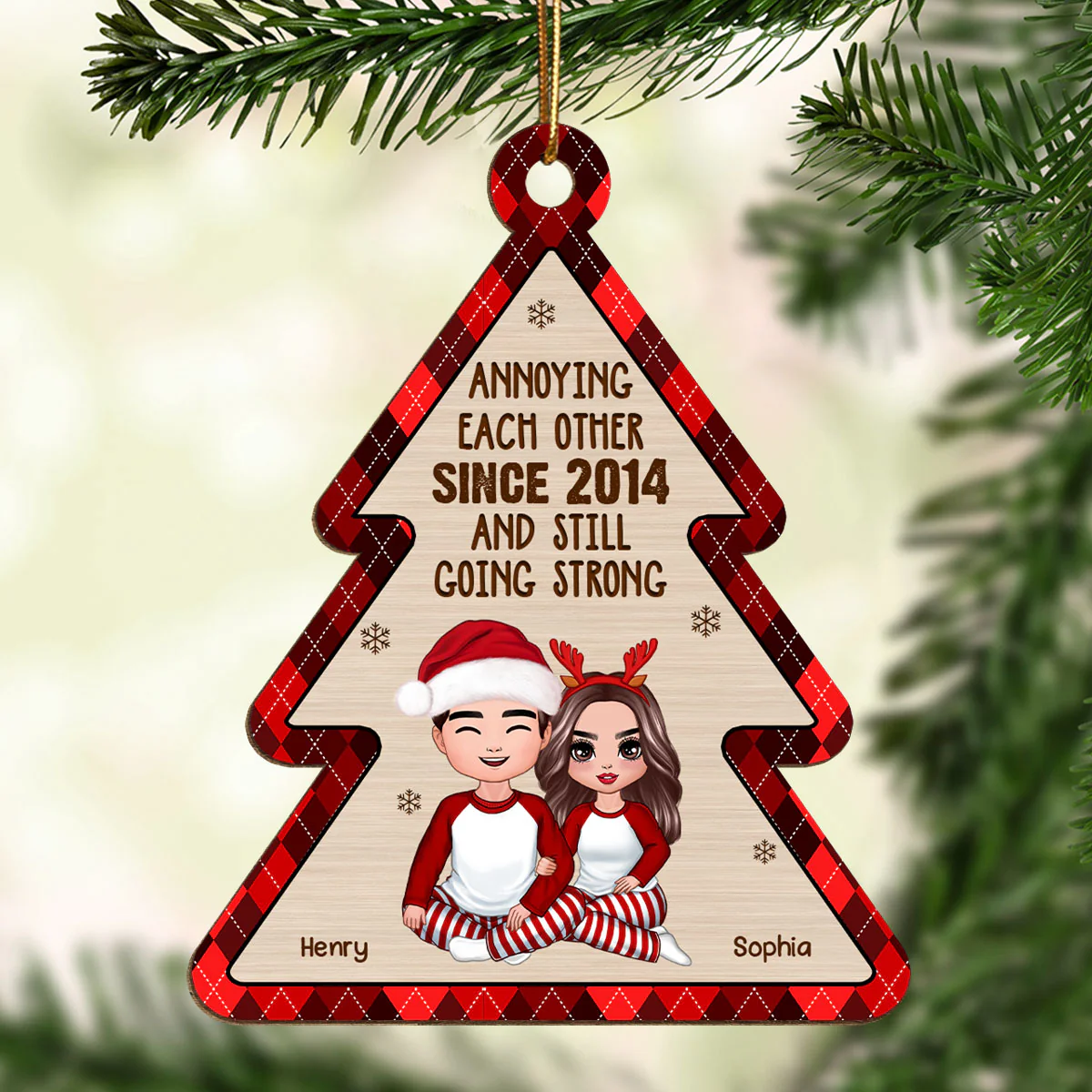 Doll Couple Sitting Hugging Checkered Pattern Christmas Tree Shaped Personalized Wooden Ornament - Image 2