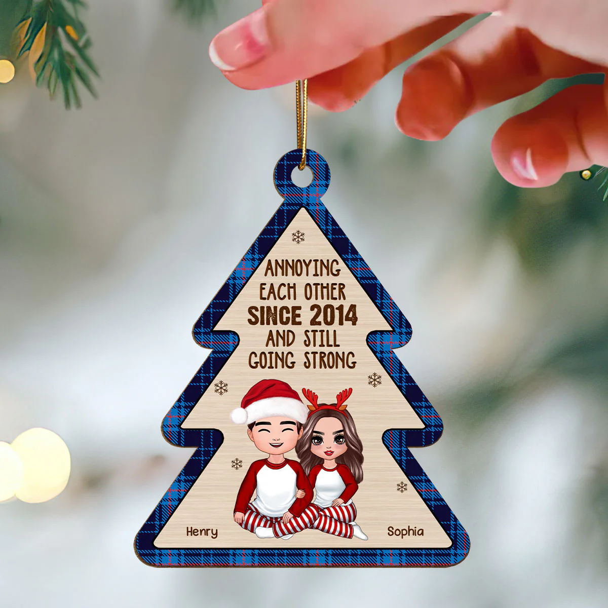 Doll Couple Sitting Hugging Checkered Pattern Christmas Tree Shaped Personalized Wooden Ornament - Image 3