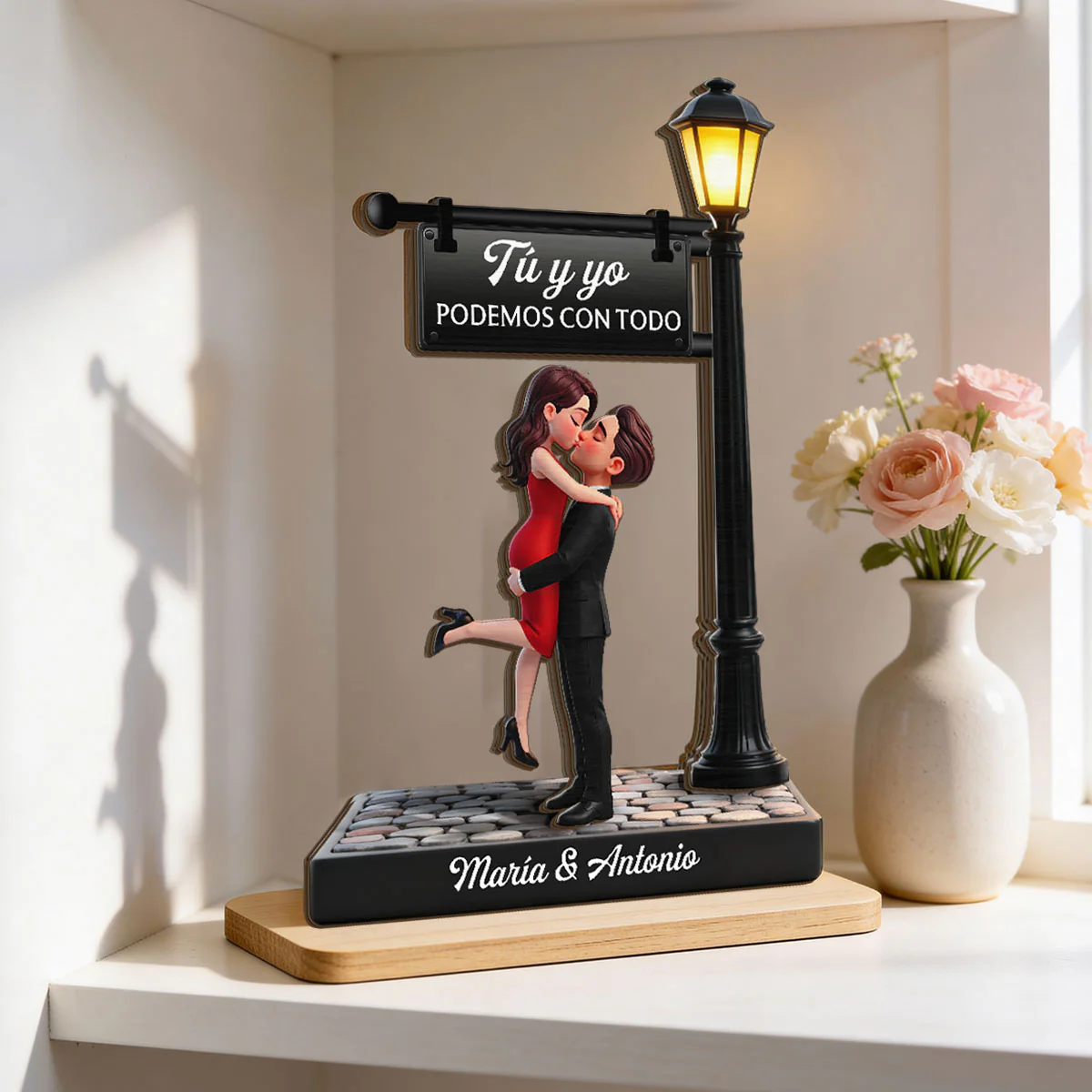 Romantic Spanish Couple Hugging Kissing Under Street Lamp Post - Personalized 2-Layered Wooden Plaque - Heartfelt Gift For Couple - Image 2