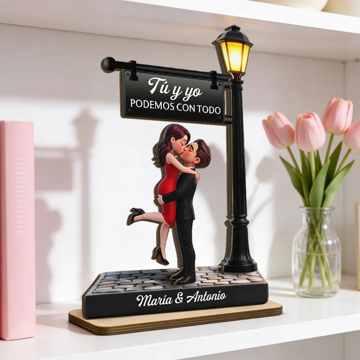 Romantic Spanish Couple Hugging Kissing Under Street Lamp Post - Personalized 2-Layered Wooden Plaque - Heartfelt Gift For Couple - Image 4