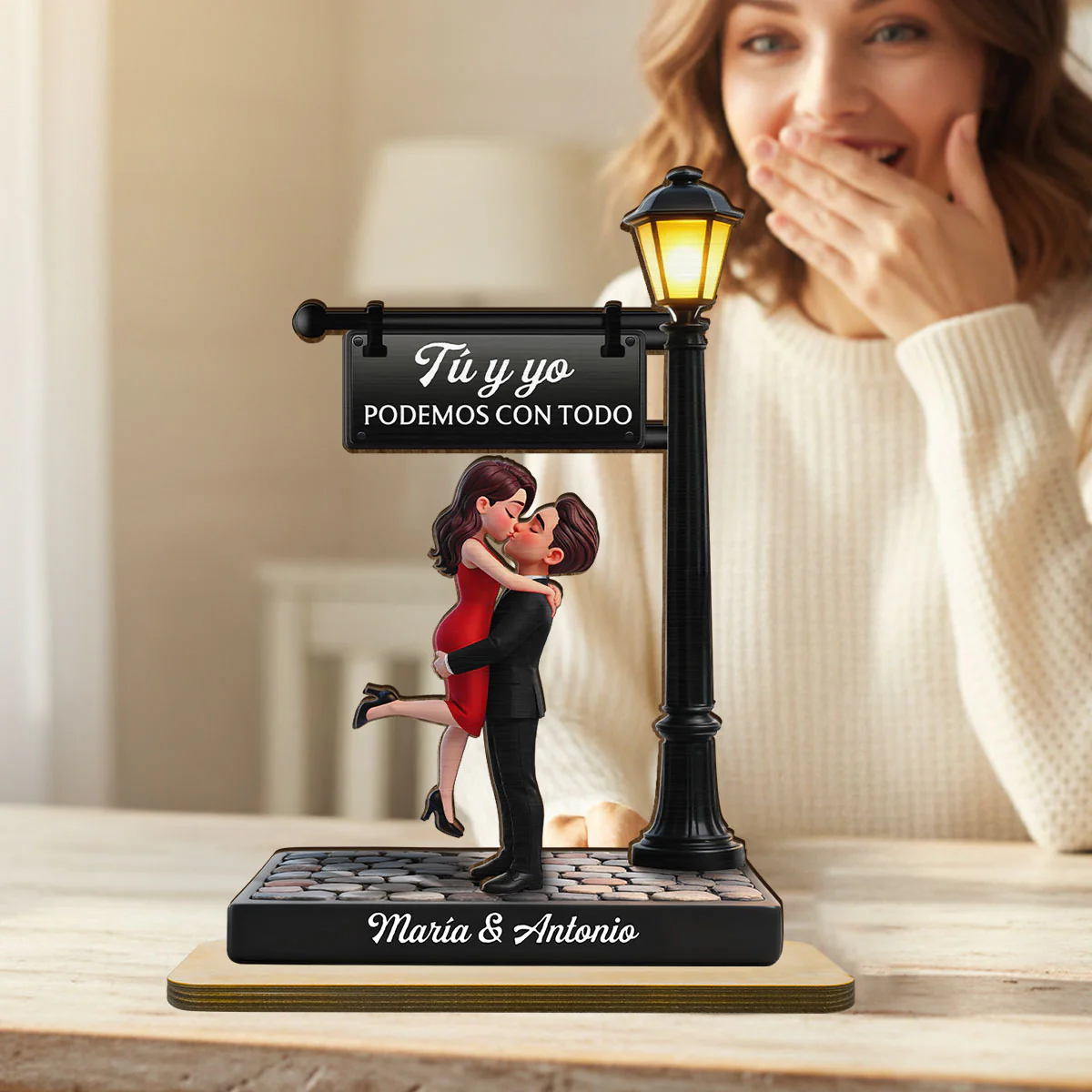 Romantic Spanish Couple Hugging Kissing Under Street Lamp Post - Personalized 2-Layered Wooden Plaque - Heartfelt Gift For Couple - Image 5
